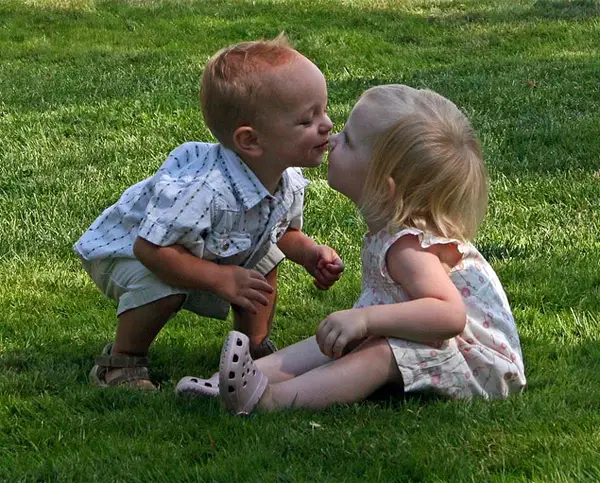Photos of Children in Love: Pure and Touching - Photodoto