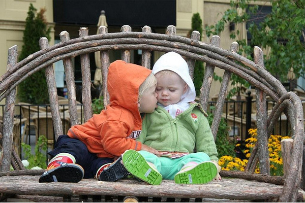 Photos of Children in Love: Pure and Touching - Photodoto