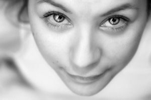 Portrait of a girl with shallow depth of field and smooth bokeh